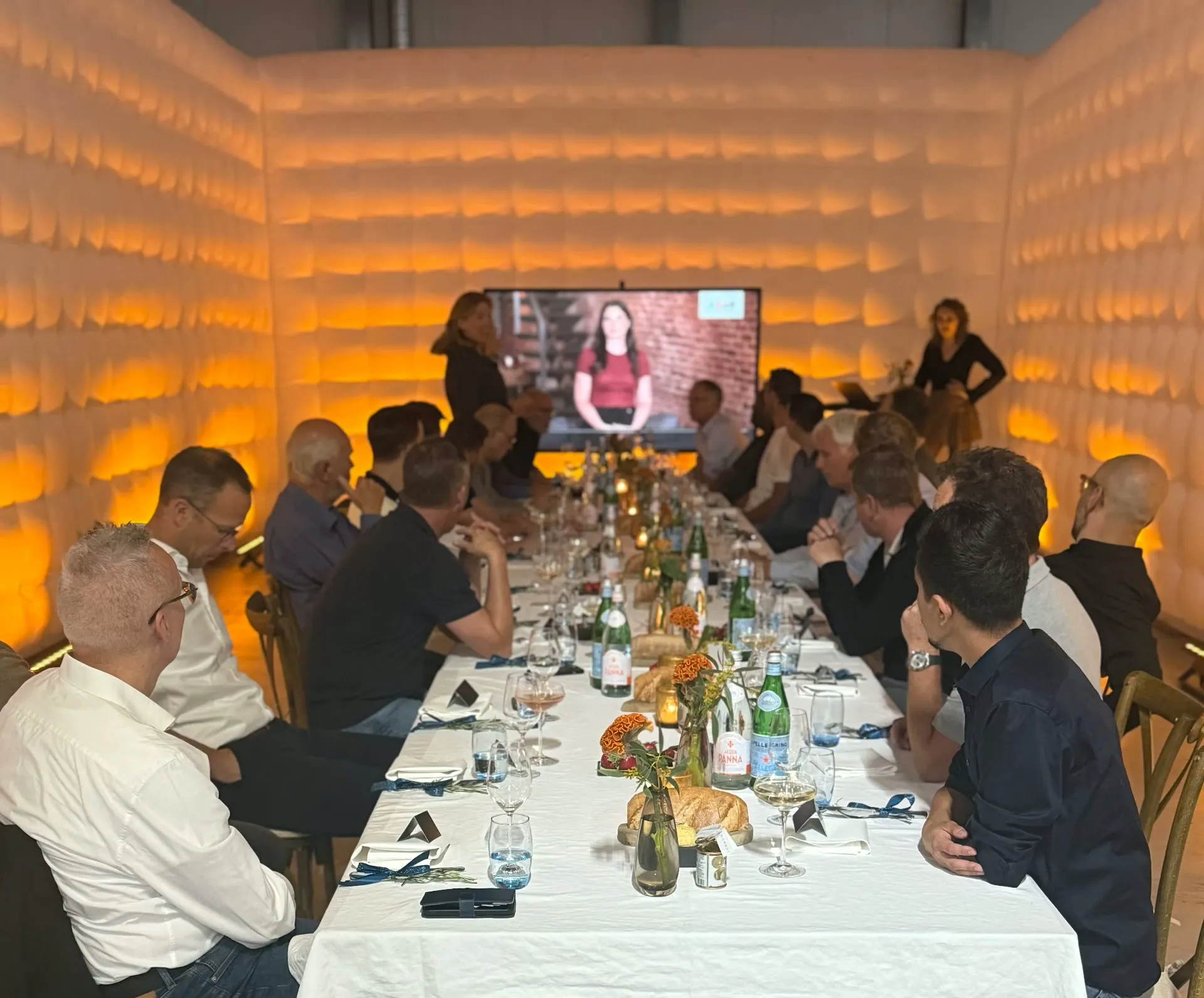 Het exclusieve restaurant op de mezzanine, met wand van licht