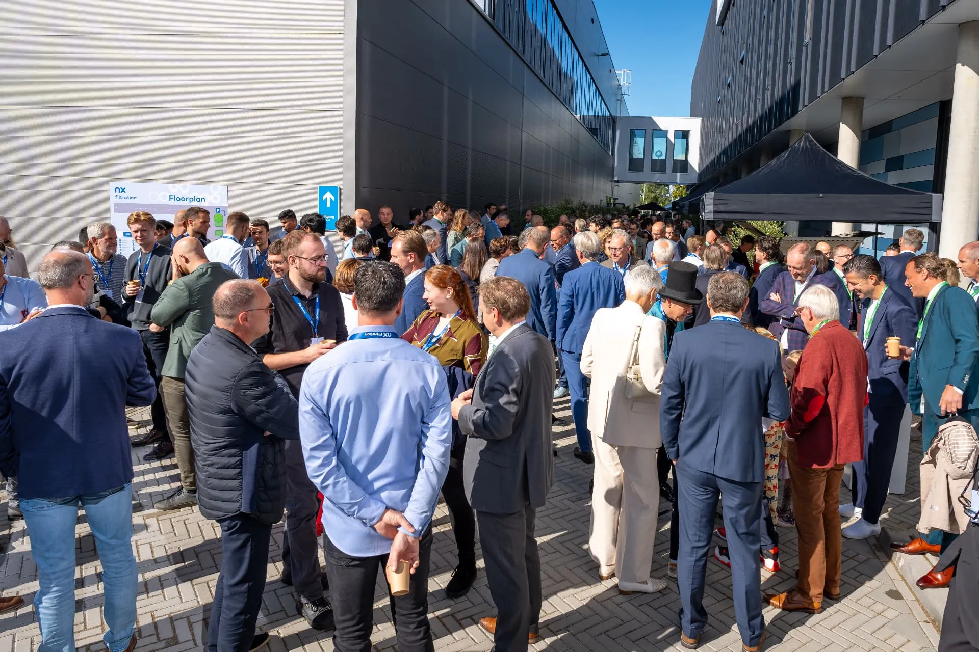Gasten bij de officiële opening van NX Filtration op het eigen terrein