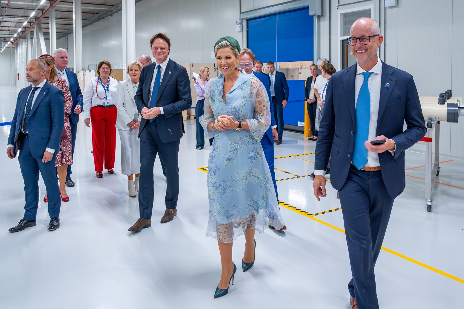 Hare Majesteit Koningin Máxima loopt tijdens de opening door de productiehal van NX Filtration