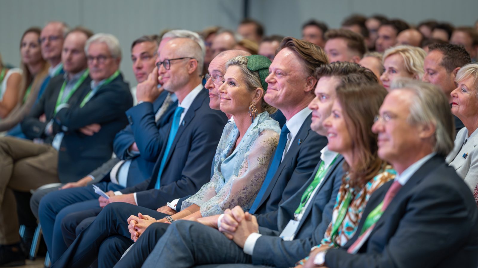 Gasten volgen het openingsprogramma in de productiehal